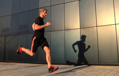 Nu ai chef să faci sport? Eşti normal, nu eşti leneş + 3 metode de la specialişti prin care să depăşeşti acest instinct natural