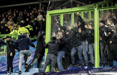 Fanii viitoarei echipe a lui Mazilu i-au fugărit pe jucătorii lui Feyenoord! Cum s-a terminat meciul cu Vitesse