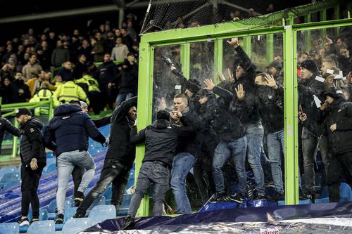 Ultrașii lui Vitesse, atac la adversarii de la Feyenoord // Foto: Imago