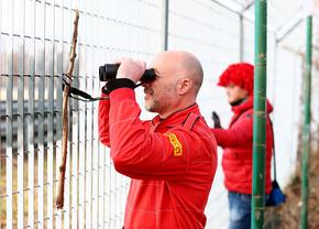 Lewis Hamilton, pentru prima dată la volanul unui Ferrari! Imagini spectaculoase: s-au urcat pe deal și au scos binoclurile pentru a urmări un debut istoric