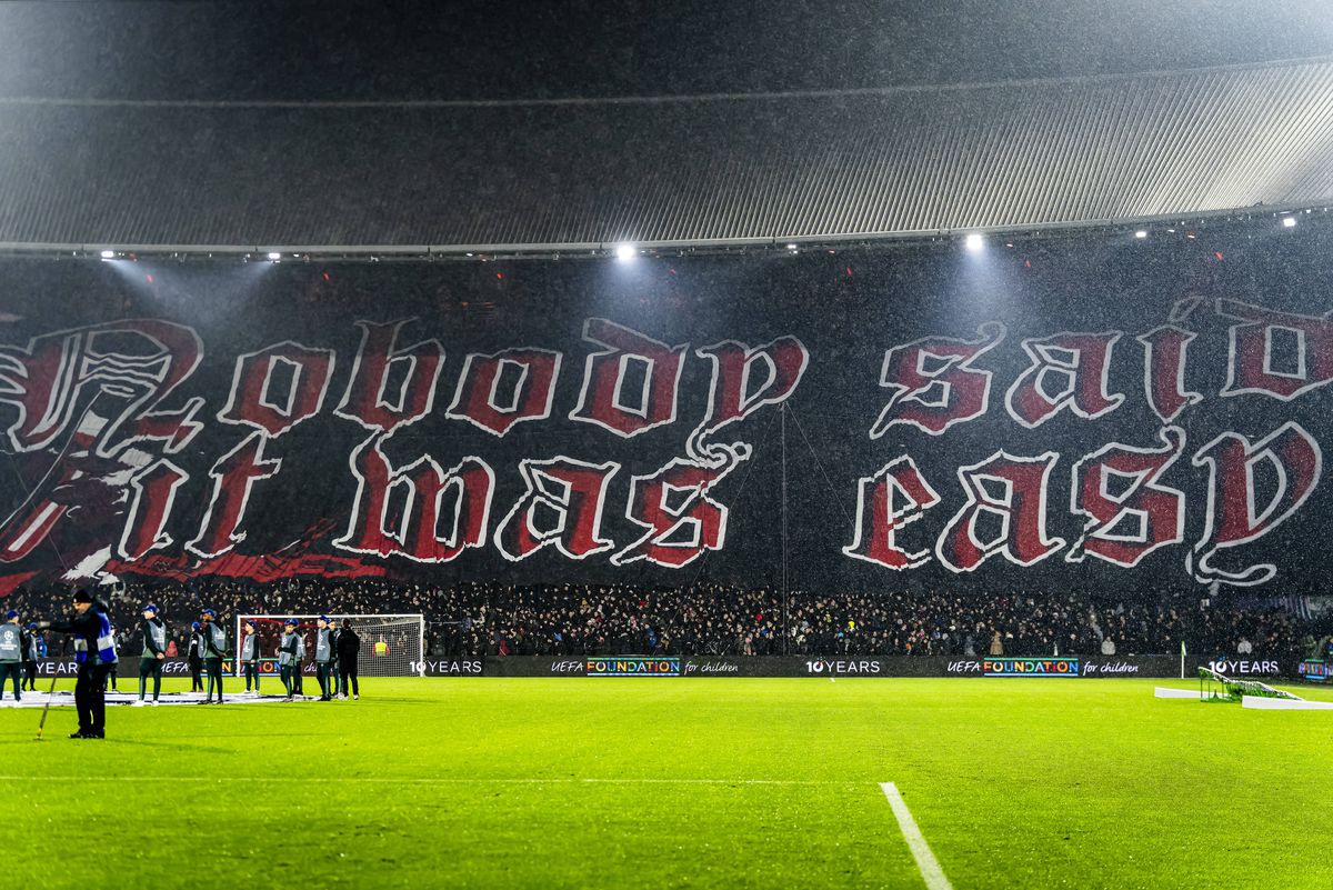 Show pirotehnic în Liga Campionilor! » Meciul a fost întrerupt din cauza fumului care a pus stăpânire pe arenă