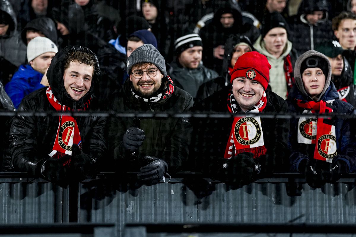 Show pirotehnic în Liga Campionilor! » Meciul a fost întrerupt din cauza fumului care a pus stăpânire pe arenă