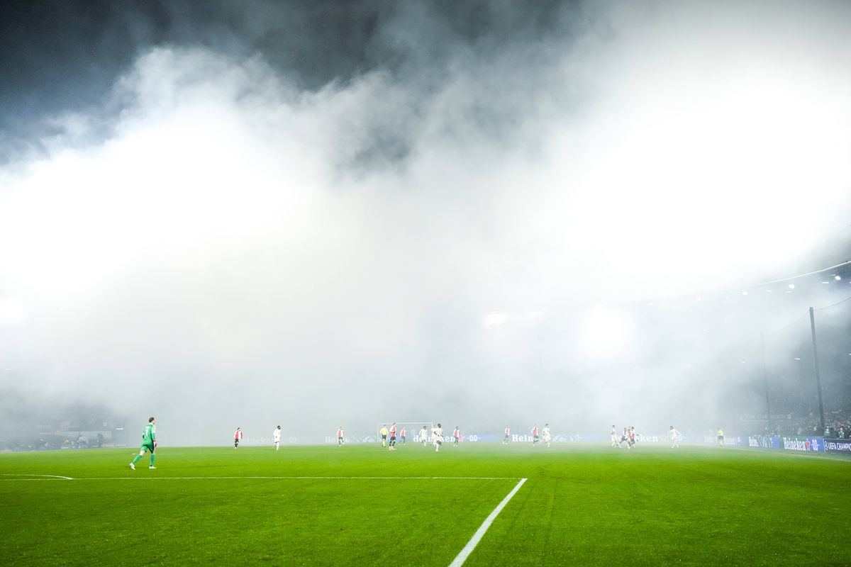 Show pirotehnic în Liga Campionilor! » Meciul a fost întrerupt din cauza fumului care a pus stăpânire pe arenă