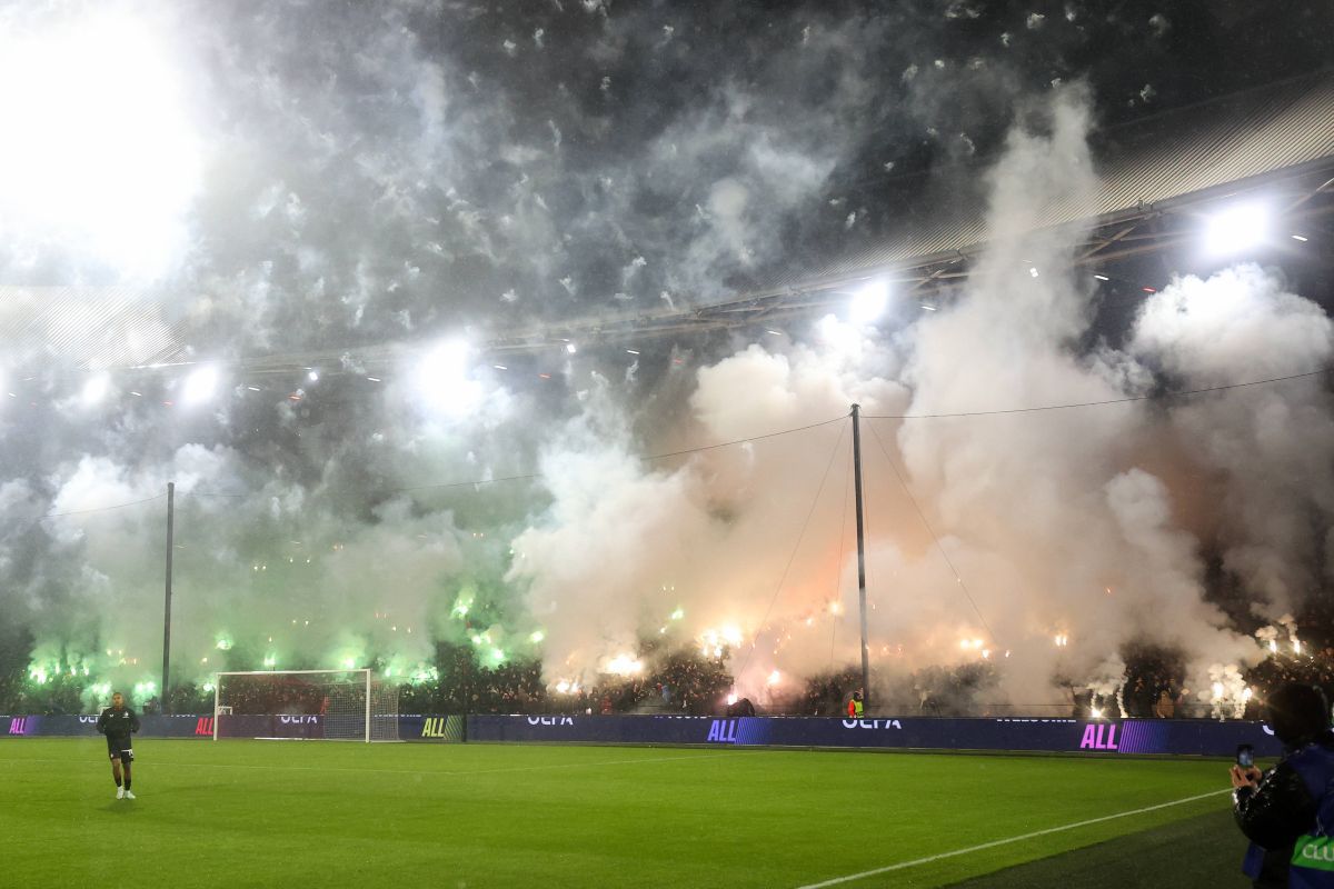 Show pirotehnic în Liga Campionilor! » Meciul a fost întrerupt din cauza fumului care a pus stăpânire pe arenă