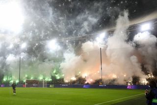 Show pirotehnic în Liga Campionilor! » Meciul a fost întrerupt din cauza fumului care a pus stăpânire pe arenă