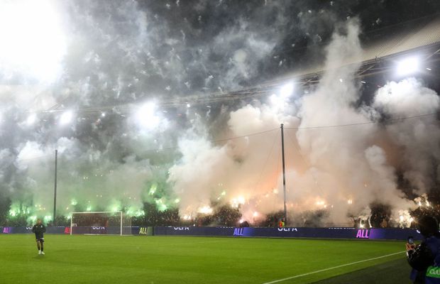 Show pirotehnic în Liga Campionilor! » Meciul a fost întrerupt din cauza fumului care a pus stăpânire pe arenă