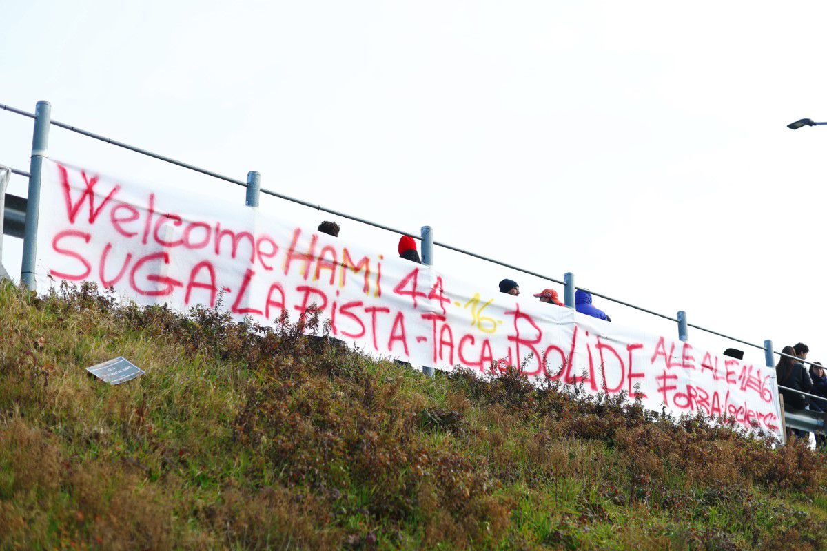 Lewis Hamilton, pentru prima dată la volanul unui Ferrari! Imagini spectaculoase: s-au urcat pe deal și au scos binoclurile pentru a urmări un debut istoric