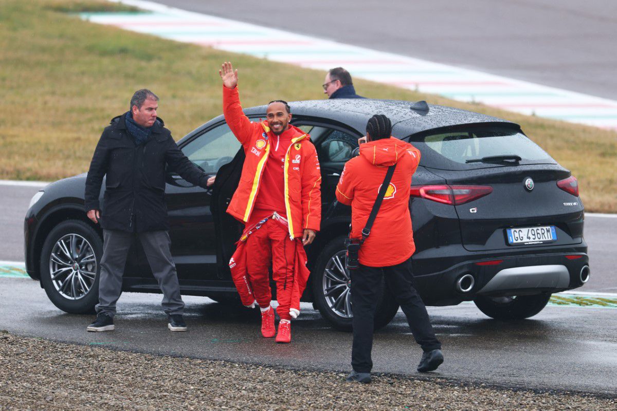 Lewis Hamilton, pentru prima dată la volanul unui monopost Ferrari!