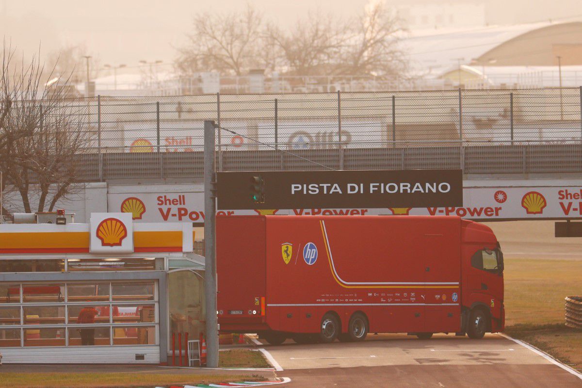 Lewis Hamilton, pentru prima dată la volanul unui monopost Ferrari!