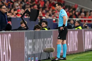 „Furtul anului! Se vedea și de altă planetă” » Toată lumea acuză, după tragicomedia antologică din Benfica - Barcelona