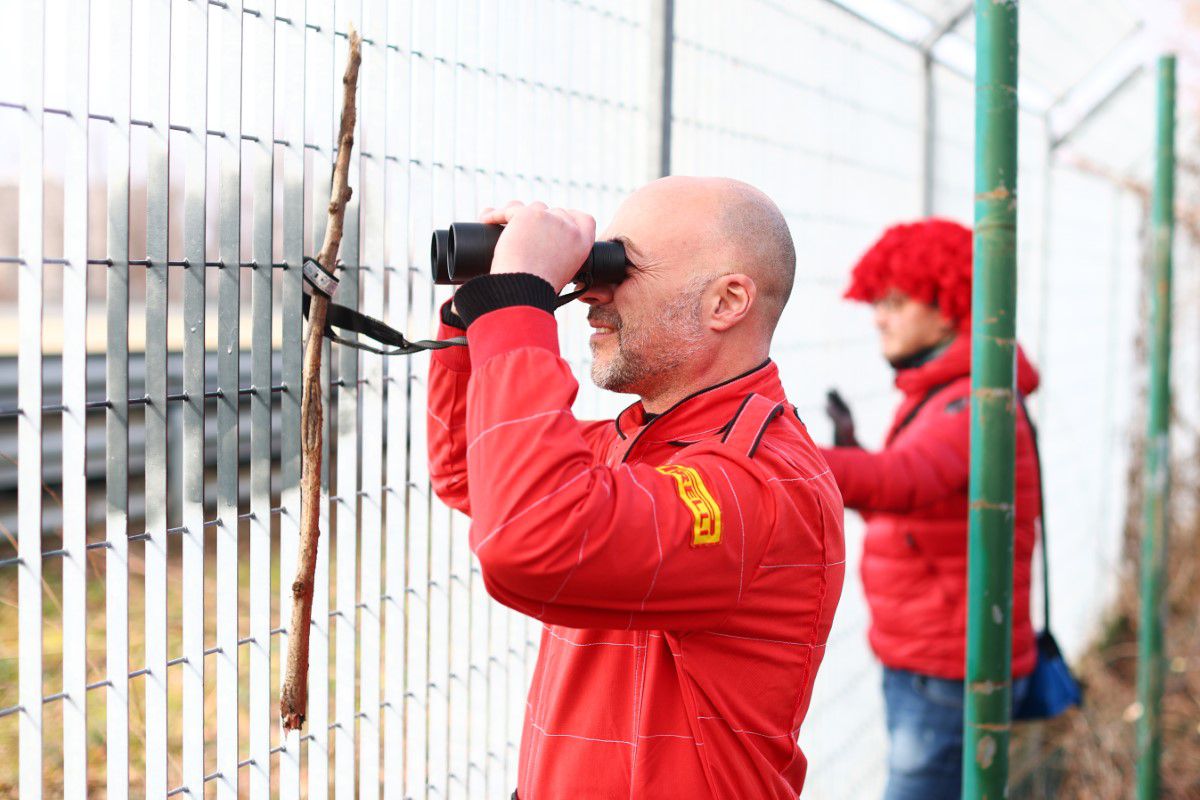 Lewis Hamilton, pentru prima dată la volanul unui Ferrari! Imagini spectaculoase: s-au urcat pe deal și au scos binoclurile pentru a urmări un debut istoric