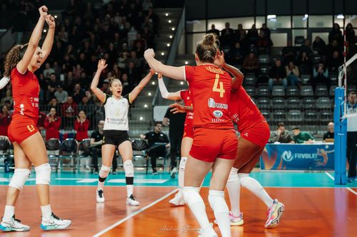 Voleibalistele de la Alba Blaj sărbătoresc victoria în „optimile” Cupei CEV Foto: CEV/Andrei Stanea
