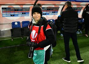 Un puști de 12 ani a fost fotoreporter la Craiova - Dinamo și „a prins” penalty-ul asupra lui Alex Mitriță! Cadou pentru un elev de clasa a VI-a