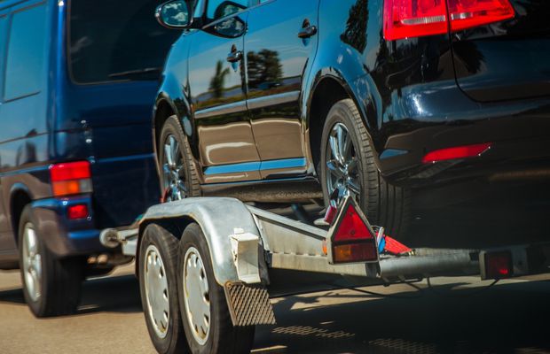 Ce trebuie să faci dacă mașina ta are un zgomot la motor și importanța serviciului de tractări auto București