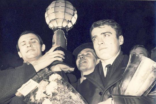 Cornel Oțelea, în dreapta, după cucerirea Cupei Campionilor Europeni alături de Steaua