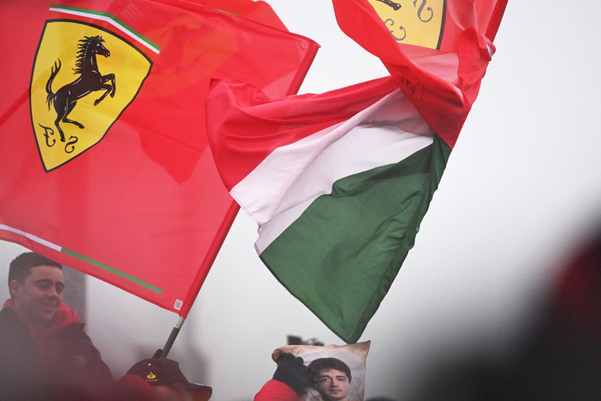 Lewis Hamilton, pentru prima dată la volanul unui Ferrari! Imagini spectaculoase: s-au urcat pe deal și au scos binoclurile pentru a urmări un debut istoric