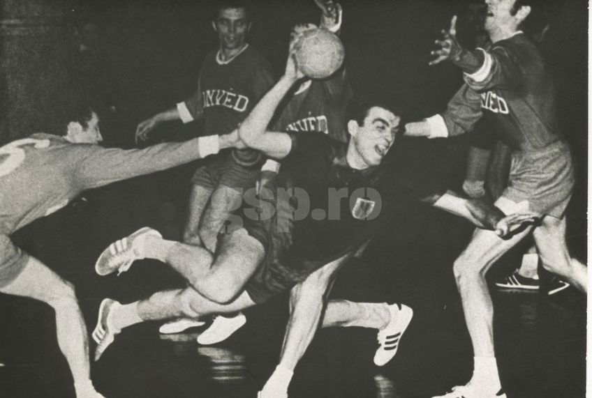 Cornel Oțelea în acțiune // foto: arhiva personală a fostului handbalist, via GSP.ro
