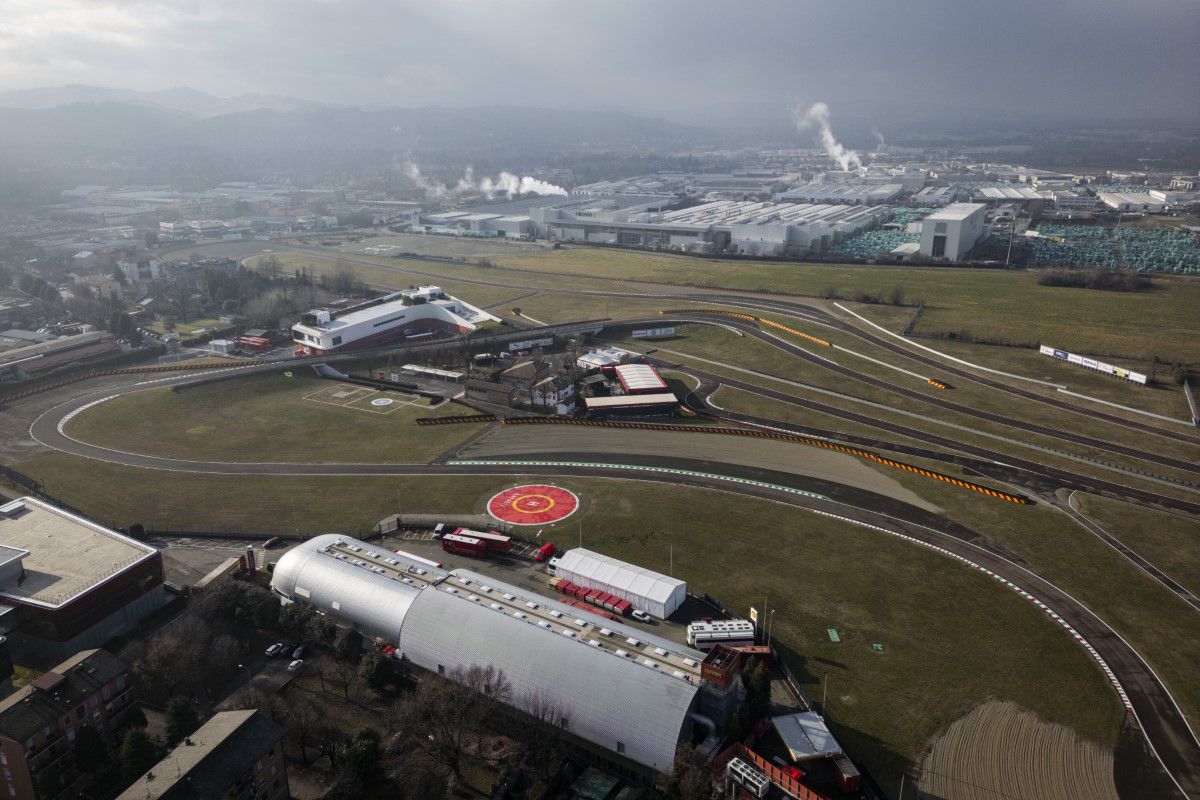 N-a început sezonul, dar Lewis Hamilton și-a bușit Ferrariul. Toate informațiile despre accidentul de astăzi