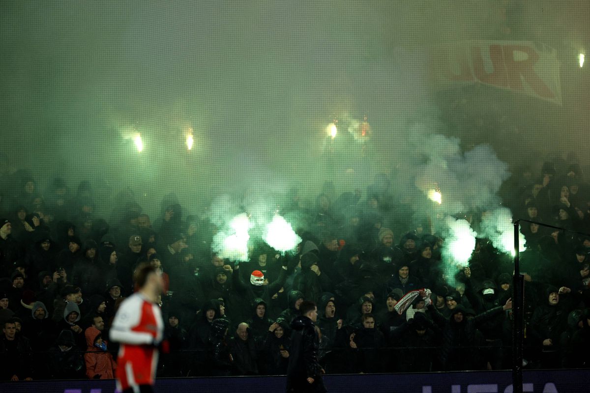 Show pirotehnic în Liga Campionilor! » Meciul a fost întrerupt din cauza fumului care a pus stăpânire pe arenă