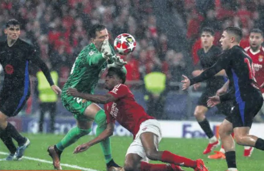 Faza din minutul 90+5 incriminată de către cei de la Benfica: Leandro Barreiro cade împins din spate în timp ce proteja mingea în fața lui Szczesny BARC3LONA 3x3