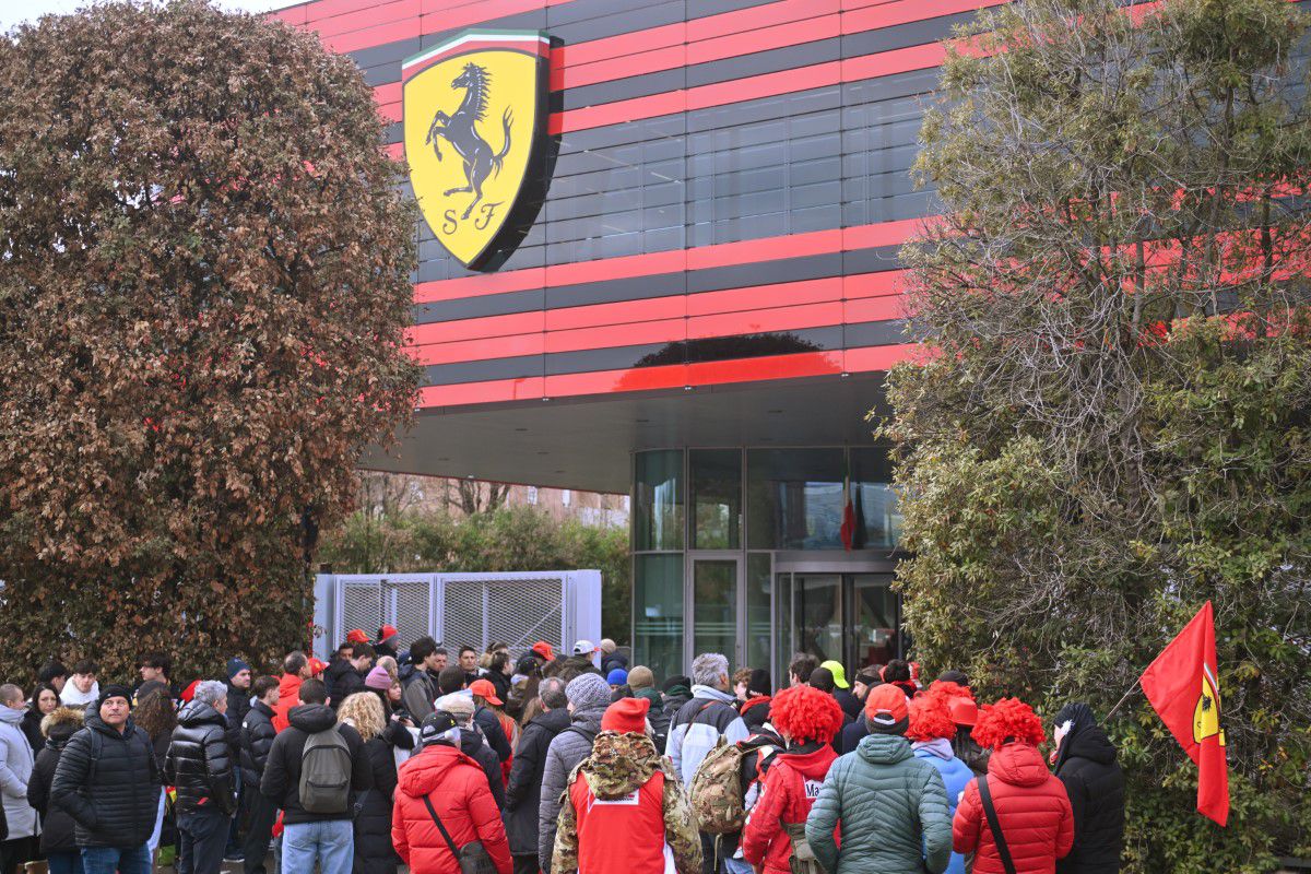 Lewis Hamilton, pentru prima dată la volanul unui monopost Ferrari!