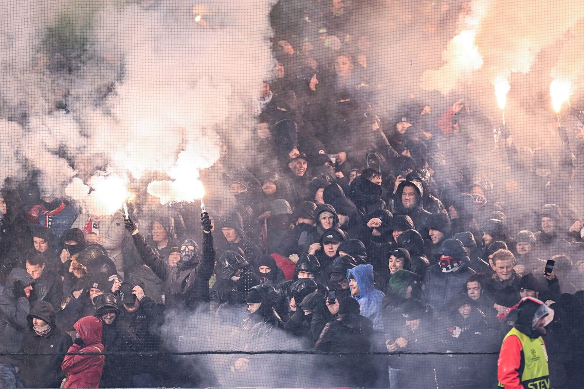 Show pirotehnic în Liga Campionilor! » Meciul a fost întrerupt din cauza fumului care a pus stăpânire pe arenă