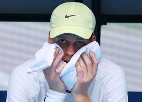 Antrenorul lui Roger Federer îl apără pe Jannik Sinner, dar îl aduce și pe Novak Djokovic în discuție