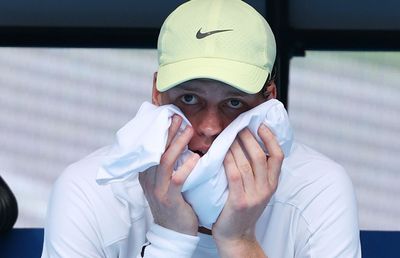 Antrenorul lui Roger Federer îl apără pe Jannik Sinner, dar îl aduce și pe Novak Djokovic în discuție