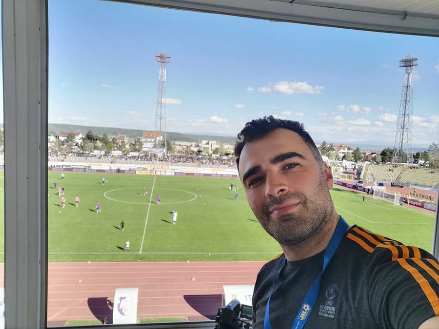 Abbas Zahidi colindă stadioanele din România pentru monitorizări ale meciurilor din competițiile interne. Foto: facebook RMN Qarabag! Adversara FCSB-ului, disecată de un jurnalist azer din România: „El le face cadouri” + Ce buget și salarii se împart în vestiarul din Baku