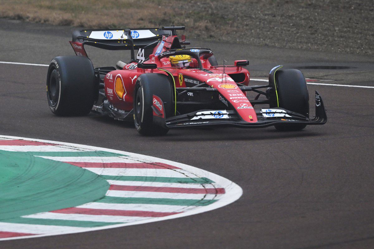 Lewis Hamilton, pentru prima dată la volanul unui Ferrari! Imagini spectaculoase: s-au urcat pe deal și au scos binoclurile pentru a urmări un debut istoric