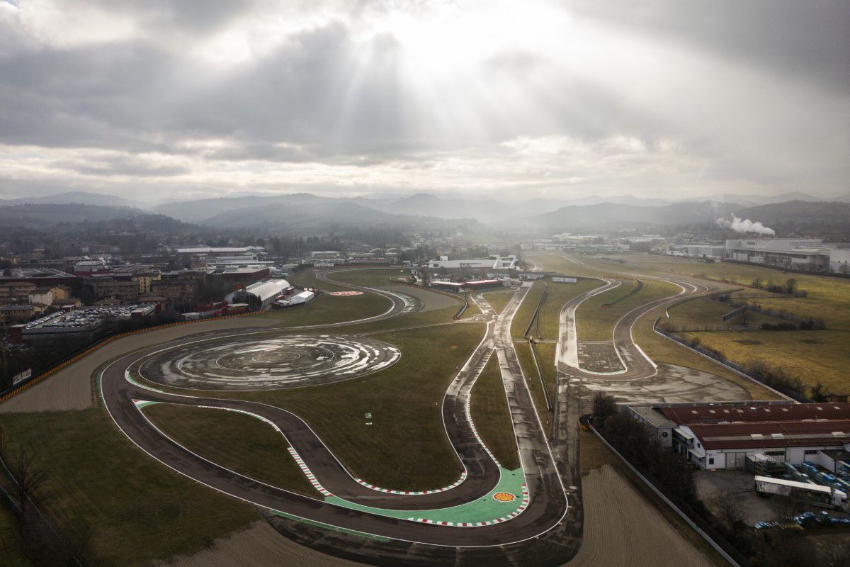 Lewis Hamilton, pentru prima dată la volanul unui Ferrari! Imagini spectaculoase: s-au urcat pe deal și au scos binoclurile pentru a urmări un debut istoric