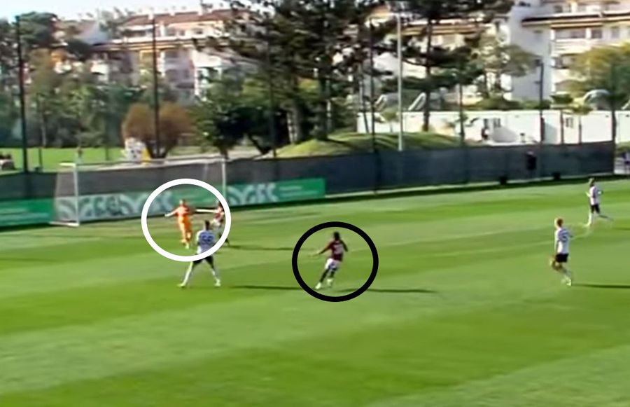 Hindrich, încercuit cu alb, i-a pasat adversarului, încercuit cu negru Otto Hindrich, debut de coșmar la Legia: 3 goluri primite și o mare gafă