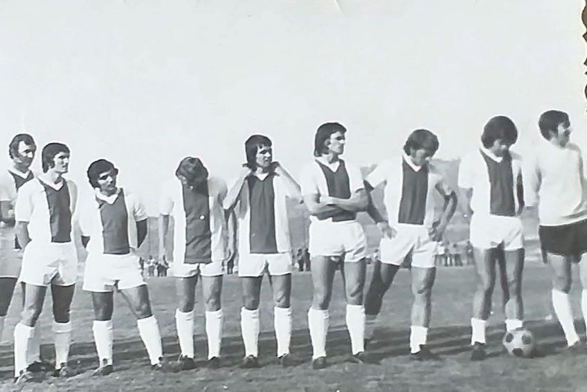 Nicolae Dobrin în tricoul Științei, al treilea de la dreapta spre stânga