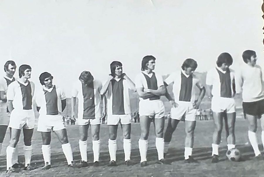 Nicolae Dobrin în tricoul Științei, al treilea de la dreapta spre stânga Nicolae Dobrin putea ajunge la Universitatea Craiova! Scena cu „Gâscanul” în tricoul Științei și de ce nu s-a mai făcut transferul: „Păunescu l-a furat de la Pitești, apoi s-a ajuns la Ceaușescu”