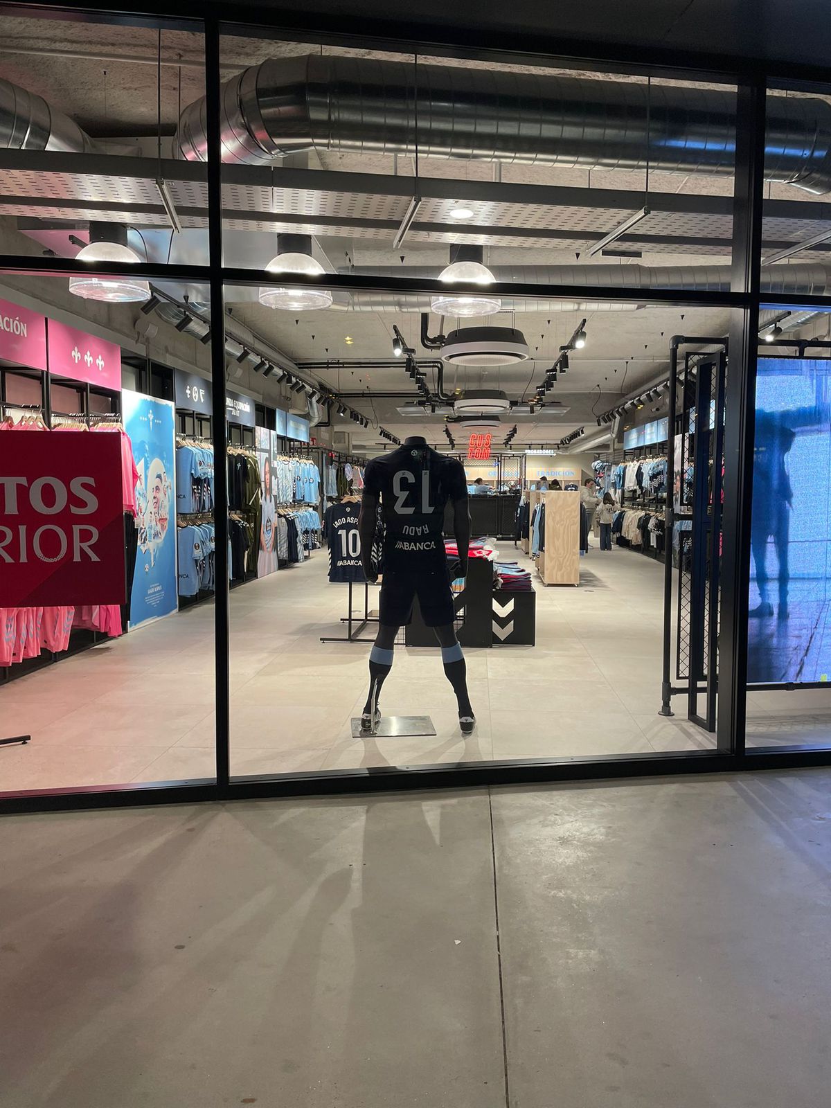 Celta Vigo a scos la vânzare în magazinele clubului tricouri cu numele lui Ionuț Radu și numărul 13 răsturnat