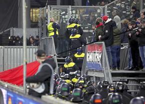 De ce meciul Utrecht - Genk a fost întârziat 50 de minute » Haos general pe stadion!