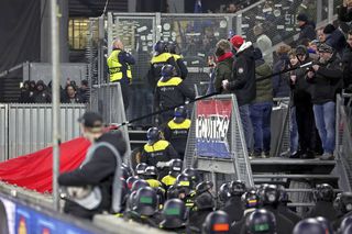 De ce meciul Utrecht - Genk a fost întârziat 50 de minute » Haos general pe stadion!