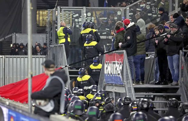 De ce meciul Utrecht - Genk a fost întârziat 50 de minute » Haos general pe stadion!