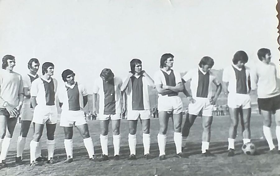 Fotografia originală: Dobrin în tricoul Științei, al treilea de la dreapta la stânga. Balaci e al cincilea de la stânga la dreapta. Lung, primul din stânga, Boc, al doilea din dreapta / Sursă foto: Săptămâna Mehedințeană Nicolae Dobrin a jucat la Universitatea Craiova! Imagine ANTOLOGICĂ din '74 cu „Gâscanul” în tricoul Științei: „M-am trezit cu el la ușă! Să vă spun ce a urmat”