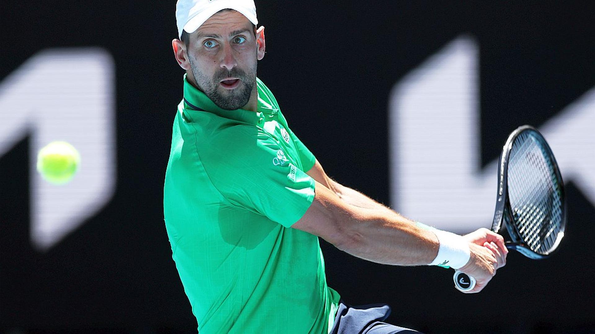 Novak Djokovic pe terenul de tenis la Australian Open 2026, pregătit pentru meci după forfaitul lui Jakub Mensik din cauza accidentării abdominale. | sursa foto: Gazeta Sporturilor