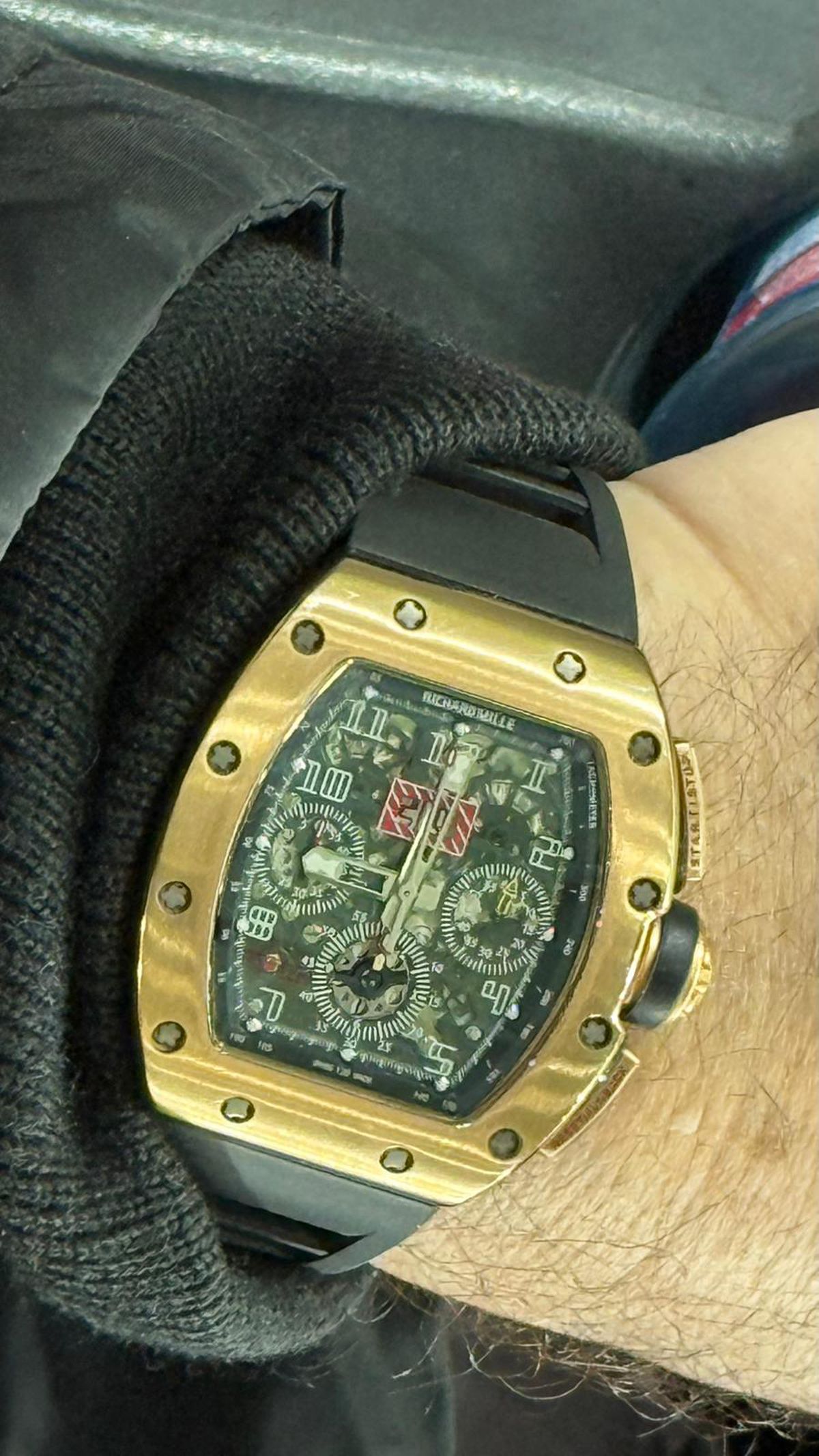 Concurează cu Rădoi » Angajatul FRF, cu ceas de 200.000 de euro la mână