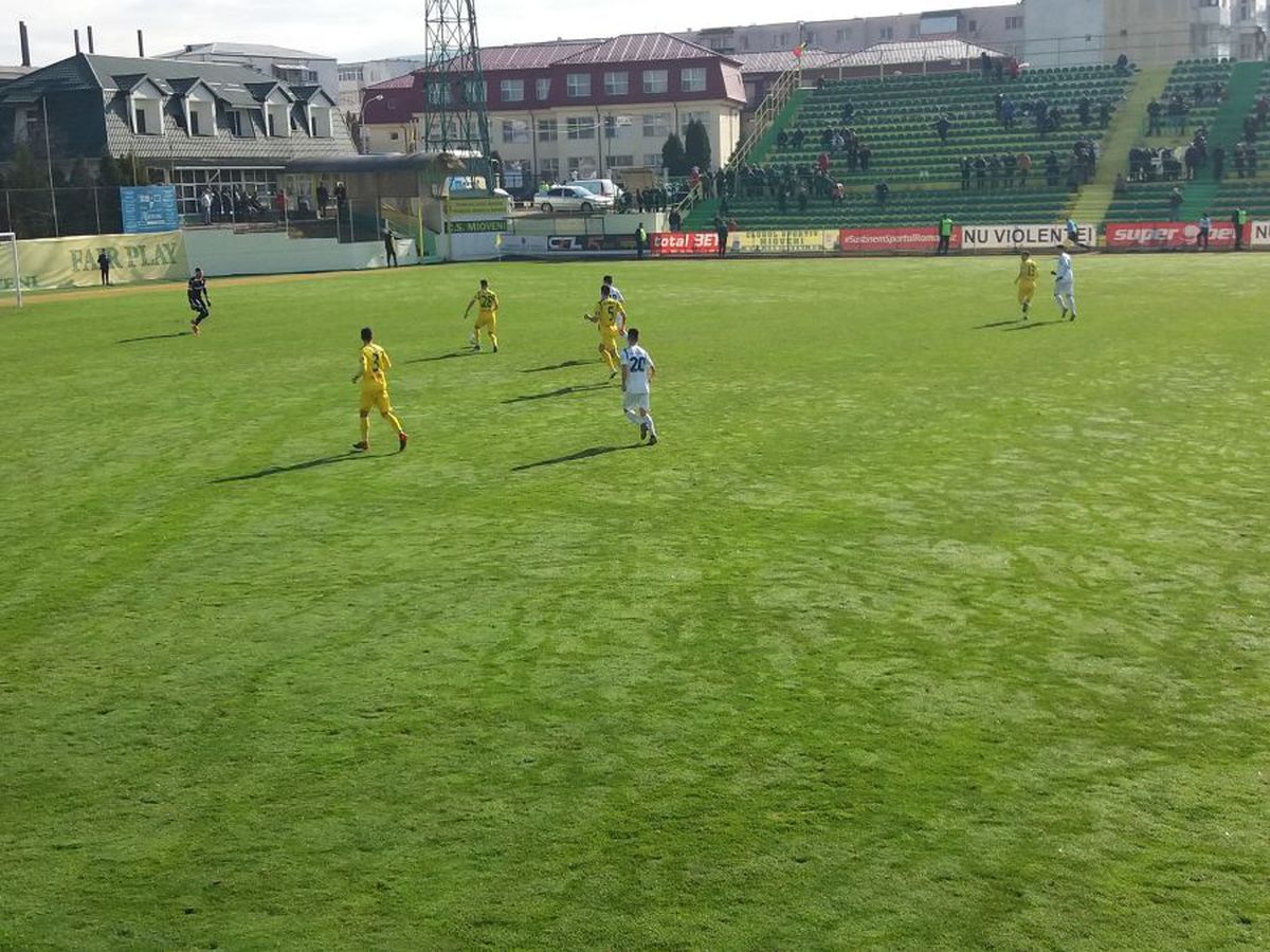 Liga 2, etapa #22 // Pas greșit pentru Rapid în lupta pentru promovare: giuleștenii au remizat cu Turris într-un meci tensionat » Clasamentul actualizat și rezultatele