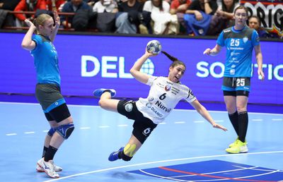 KRIM - SCM. RM. VÂLCEA 28-28 // VIDEO Virusul nu le-a putut răpune! Campioana României, egalată în ultimele 10 secunde, dar are șanse mari de calificare