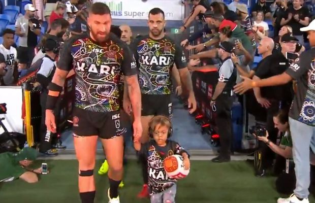 VIDEO Copilul de 9 ani hărțuit de colegi, care îi spunea mamei sale că vrea să se sinucidă, a condus pe teren o echipă de rugby