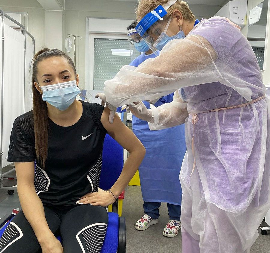 FOTO Larisa Iordache, un fotbalist de la FCSB și o parte din staff-ul naționalelor de fotbal s-au vaccinat împotriva coronavirusului