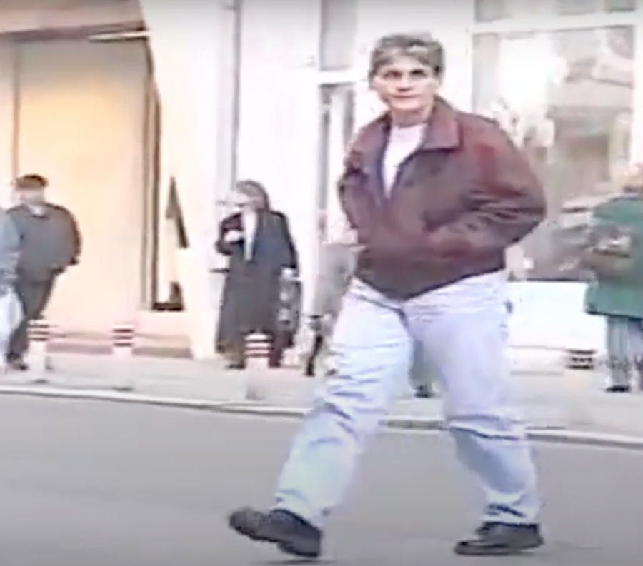 Mariana Cetiner, pe Calea Victoriei, în 1998 Mariana Cetiner, pe Calea Victoriei, în 1998