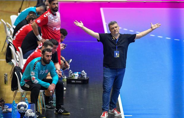 Pasqi face cărțile