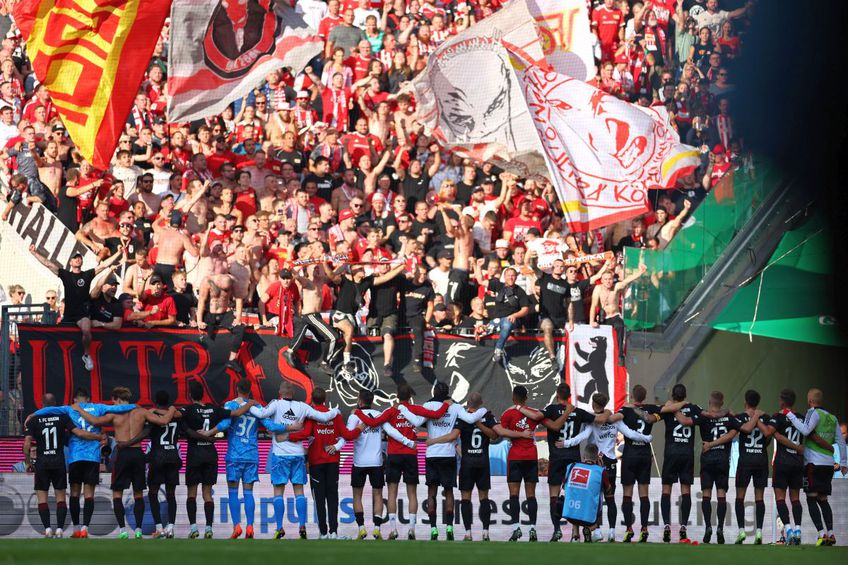 Union Berlin celebrând cu fanii ei una din victoriile din acest sezon // Foto: Getty Images