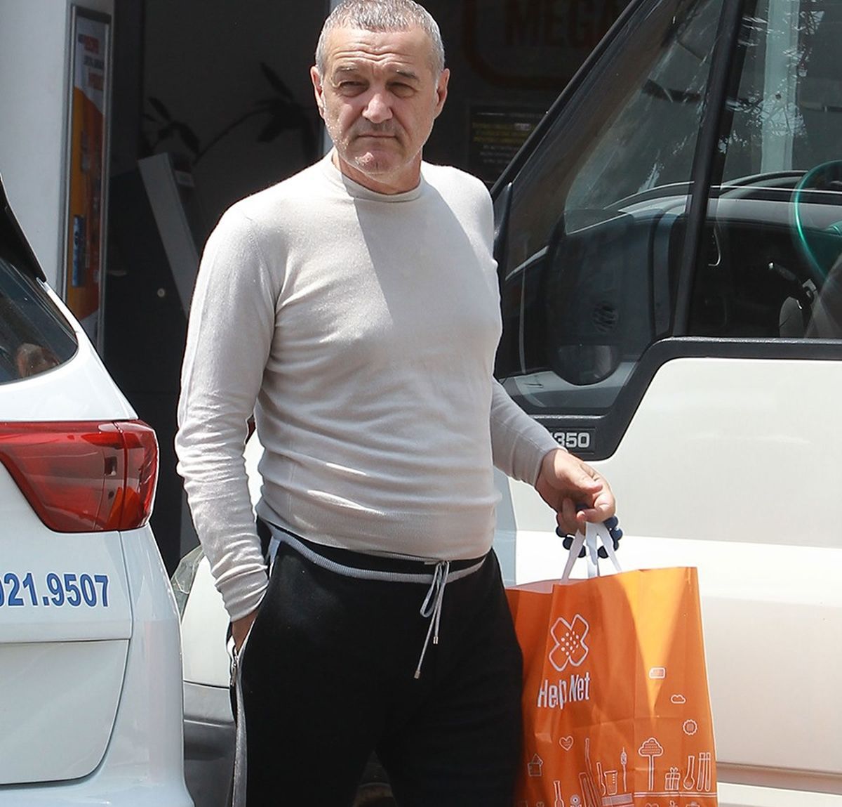 Linie vestimentară „Gigi Becali”? „Sunt creația mea! Ieftin tot, fără aur, eu am trimis modelul la croitor”