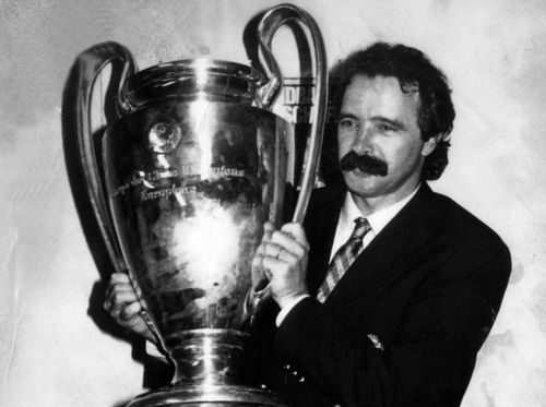 Artur Jorge, în brațe cu trofeul CCE în 1987